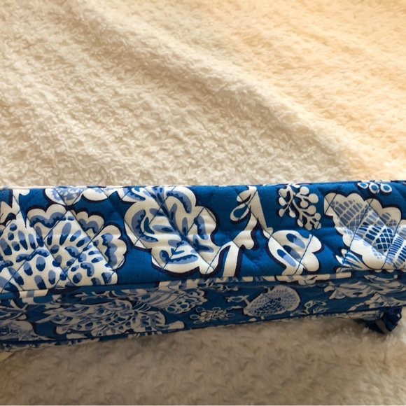 Vera Bradley Blue and White Floral Clutch/ “Just a Knot” - Picture 6 of 8